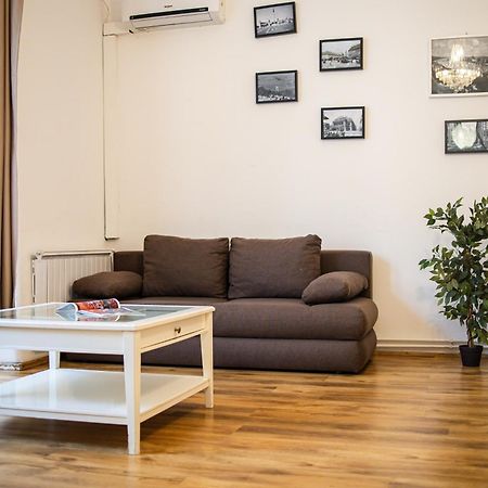 Real Apartments Lovag Budapest Exteriör bild