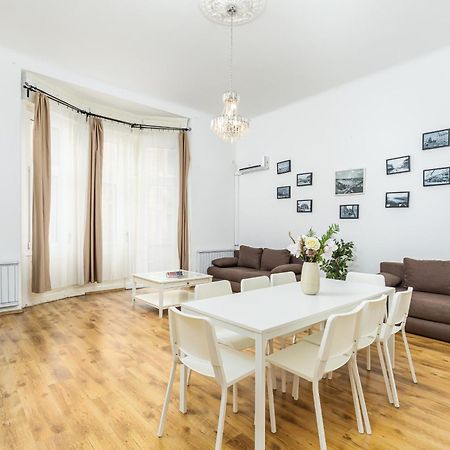 Real Apartments Lovag Budapest Exteriör bild
