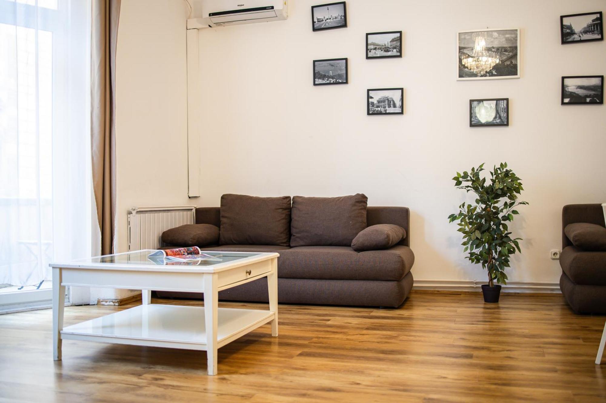 Real Apartments Lovag Budapest Exteriör bild