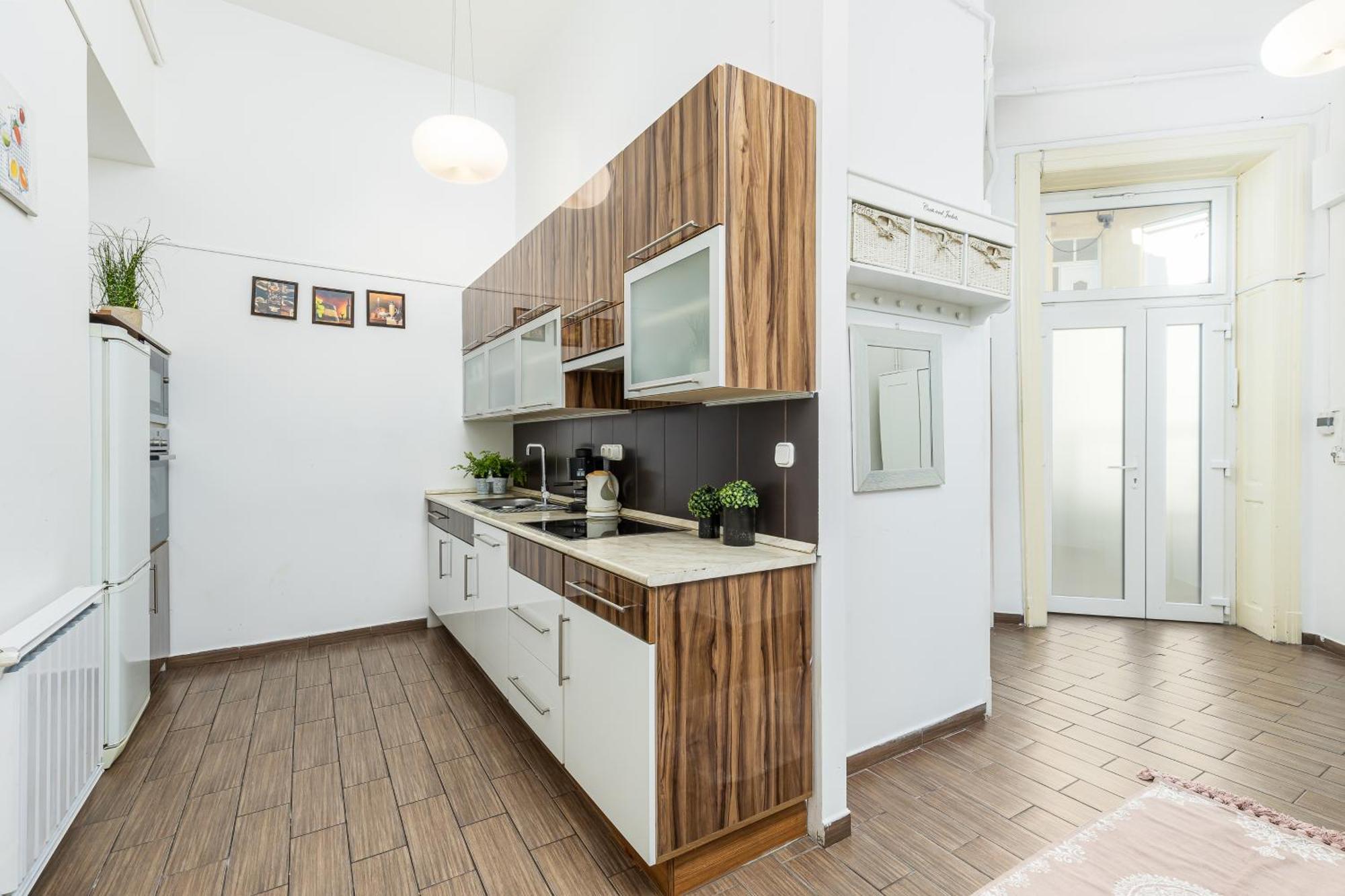 Real Apartments Lovag Budapest Exteriör bild