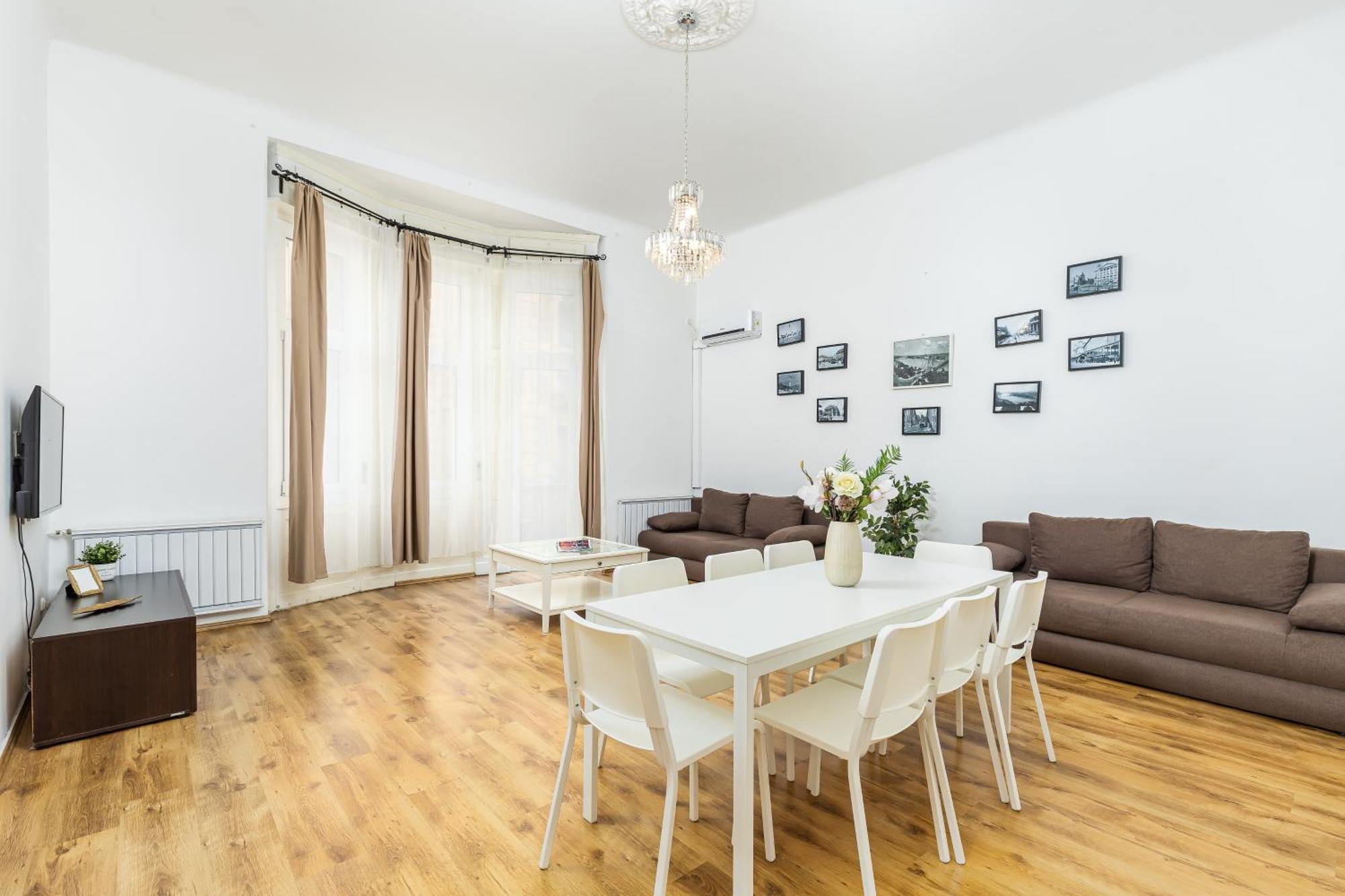 Real Apartments Lovag Budapest Exteriör bild