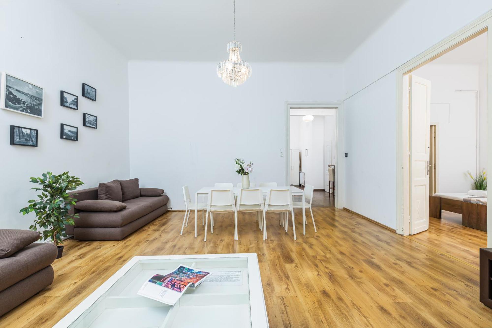Real Apartments Lovag Budapest Exteriör bild
