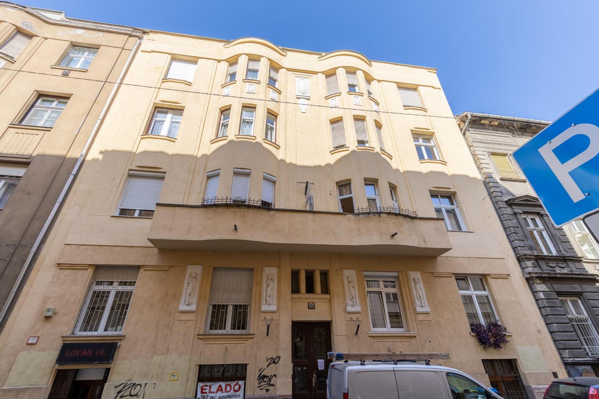 Real Apartments Lovag Budapest Exteriör bild