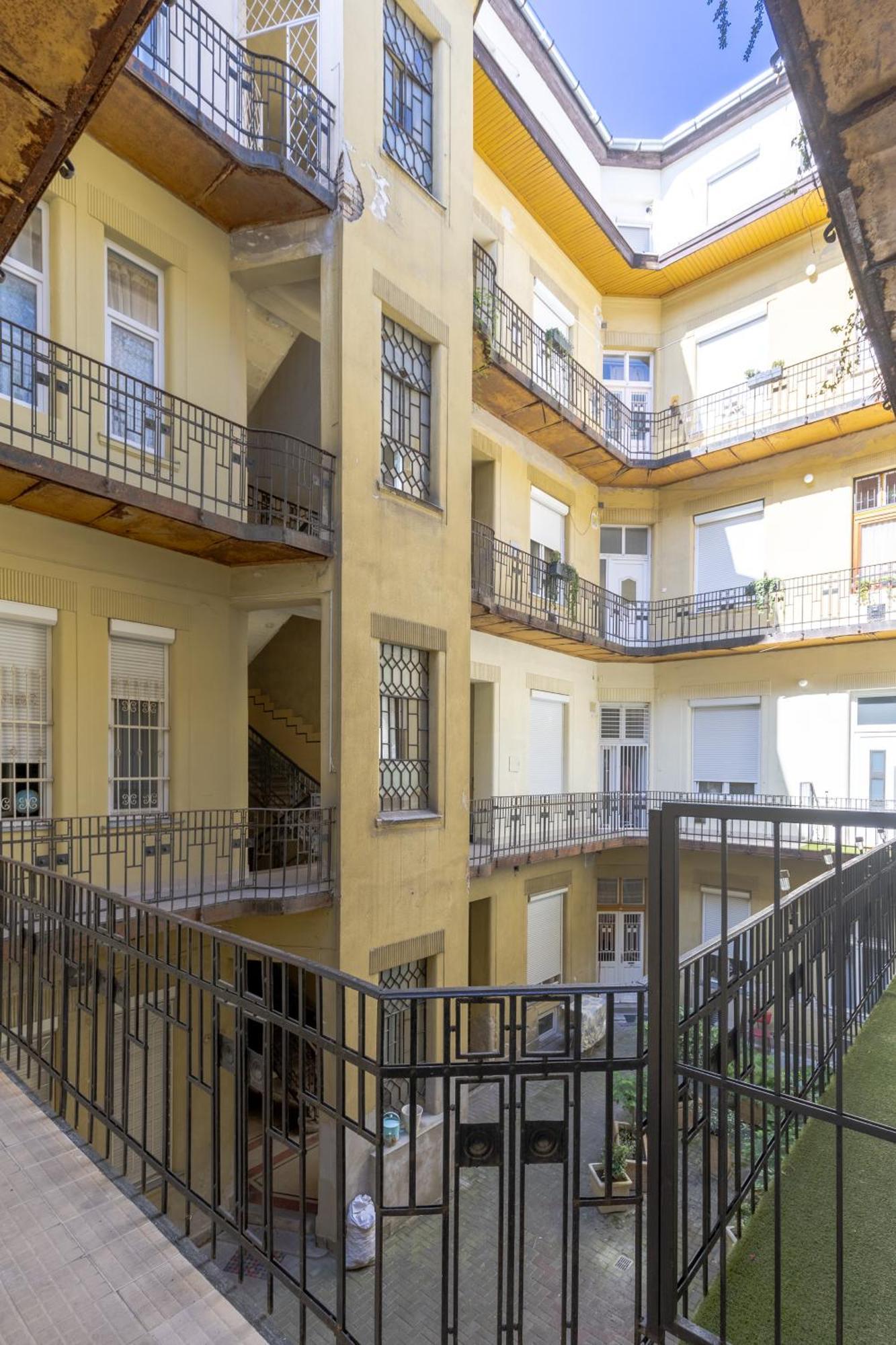 Real Apartments Lovag Budapest Exteriör bild